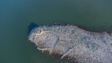 Antik Nuraghe ve dev mezarı Tratalias Sardinya 'da Monte Prano Gölü tarafından sular altında bırakıldı.
