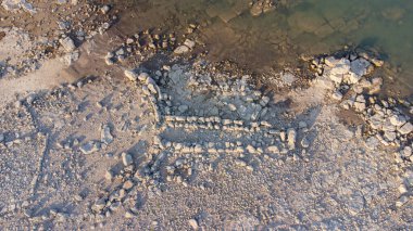 Antik Nuraghe ve dev mezarı Tratalias Sardinya 'da Monte Prano Gölü tarafından sular altında bırakıldı.
