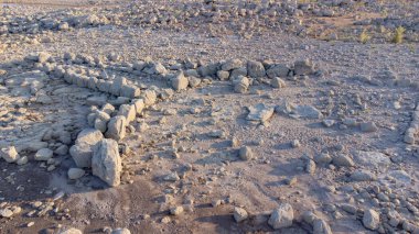 Antik Nuraghe ve dev mezarı Tratalias Sardinya 'da Monte Prano Gölü tarafından sular altında bırakıldı.