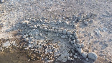 Antik Nuraghe ve dev mezarı Tratalias Sardinya 'da Monte Prano Gölü tarafından sular altında bırakıldı.