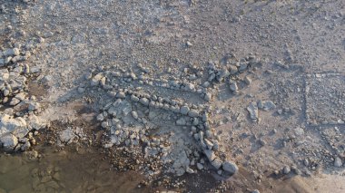 Antik Nuraghe ve dev mezarı Tratalias Sardinya 'da Monte Prano Gölü tarafından sular altında bırakıldı.