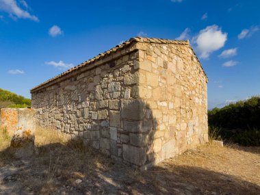 Sardunya 'da taş bloklardan yapılmış, kiremitli çatısı olan eski bir Hıristiyan şapeli.
