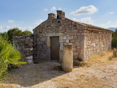 Sardunya 'da taş bloklardan yapılmış, kiremitli çatısı olan eski bir Hıristiyan şapeli.