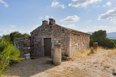 Sardunya 'da taş bloklardan yapılmış, kiremitli çatısı olan eski bir Hıristiyan şapeli.