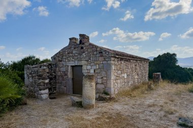 Sardunya 'da taş bloklardan yapılmış, kiremitli çatısı olan eski bir Hıristiyan şapeli.
