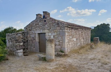 Sardunya 'da taş bloklardan yapılmış, kiremitli çatısı olan eski bir Hıristiyan şapeli.