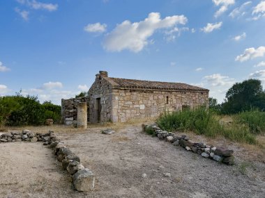 Sardunya 'da taş bloklardan yapılmış, kiremitli çatısı olan eski bir Hıristiyan şapeli.