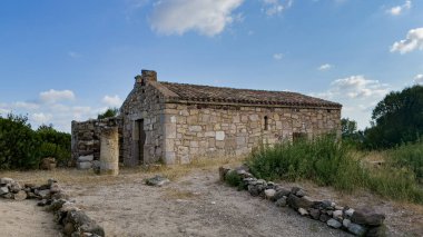 Sardunya 'da taş bloklardan yapılmış, kiremitli çatısı olan eski bir Hıristiyan şapeli.