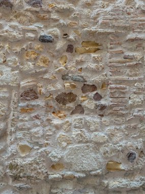 Düzensiz taş ve tuğlalardan oluşmuş yıpranmış duvar yüzeyinin kapatılması