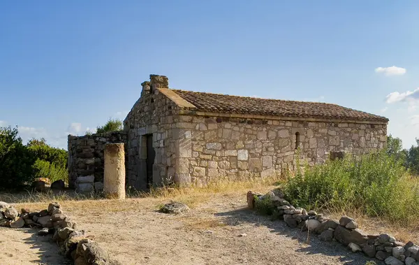 Sardunya 'da taş bloklardan yapılmış, kiremitli çatısı olan eski bir Hıristiyan şapeli.