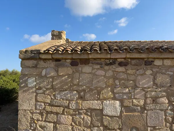 Sardunya 'da taş bloklardan yapılmış, kiremitli çatısı olan eski bir Hıristiyan şapeli.