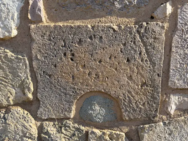 Sardunya 'da taş bloklardan yapılmış, kiremitli çatısı olan eski bir Hıristiyan şapeli.