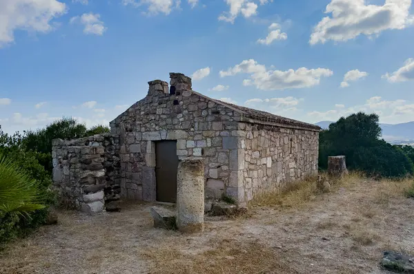 Sardunya 'da taş bloklardan yapılmış, kiremitli çatısı olan eski bir Hıristiyan şapeli.