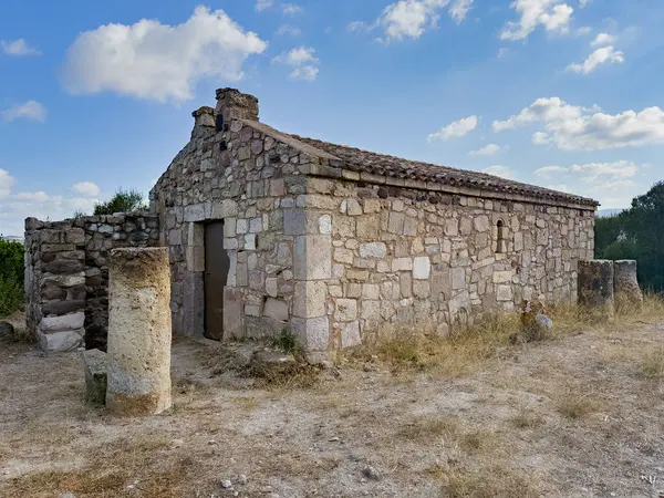 Sardunya 'da taş bloklardan yapılmış, kiremitli çatısı olan eski bir Hıristiyan şapeli.