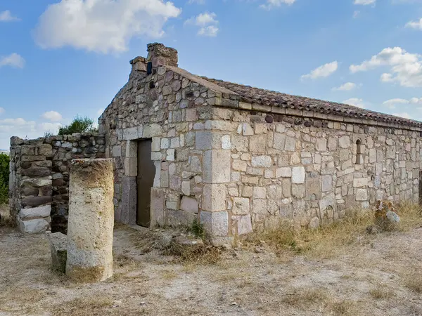 Sardunya 'da taş bloklardan yapılmış, kiremitli çatısı olan eski bir Hıristiyan şapeli.