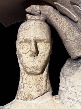 Monte Prama dev savaşçı ikonik Sardunya arkeolojik ve kültürel mirasının taş heykeli.