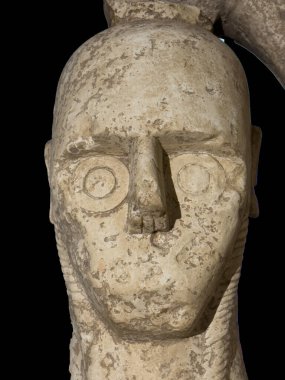 Monte Prama dev savaşçı ikonik Sardunya arkeolojik ve kültürel mirasının taş heykeli.