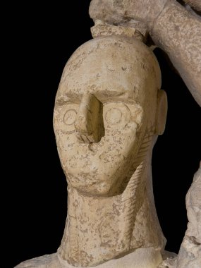 Monte Prama dev savaşçı ikonik Sardunya arkeolojik ve kültürel mirasının taş heykeli.