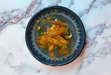 Dilimlenmiş bottarga, taze kereviz ve baharat ile nefis bir gurme tabağı, Akdeniz ürünleri lezzeti.