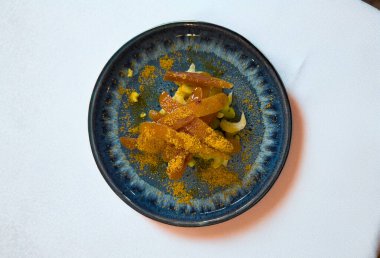 Dilimlenmiş bottarga, taze kereviz ve baharat ile nefis bir gurme tabağı, Akdeniz ürünleri lezzeti.