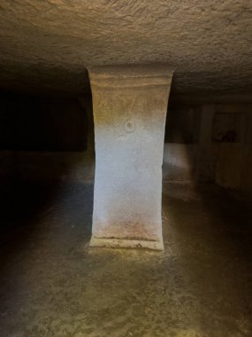 Sardunya 'daki Monte Sirai mezarlığına tarih öncesi Domus de Janas kaya kesimi mezar girişi