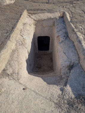 Sardunya 'daki Monte Sirai mezarlığına tarih öncesi Domus de Janas kaya kesimi mezar girişi