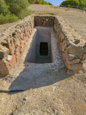 Sardunya 'daki Monte Sirai mezarlığına tarih öncesi Domus de Janas kaya kesimi mezar girişi