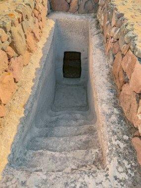 Sardunya 'daki Monte Sirai mezarlığına tarih öncesi Domus de Janas kaya kesimi mezar girişi