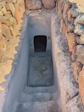 Sardunya 'daki Monte Sirai mezarlığına tarih öncesi Domus de Janas kaya kesimi mezar girişi