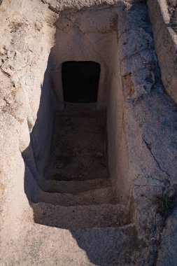 Sardunya 'daki Monte Sirai mezarlığına tarih öncesi Domus de Janas kaya kesimi mezar girişi