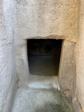 Sardunya 'daki Monte Sirai mezarlığına tarih öncesi Domus de Janas kaya kesimi mezar girişi