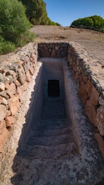 Sardunya 'daki Monte Sirai mezarlığına tarih öncesi Domus de Janas kaya kesimi mezar girişi