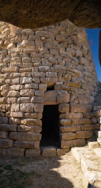 Nuraghe Piscu megalitik taş kule kalıntıları Suelli, Sardinya 'da berrak mavi gökyüzünün altında