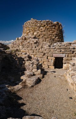 Nuraghe Piscu megalitik taş kule kalıntıları Suelli, Sardinya 'da berrak mavi gökyüzünün altında