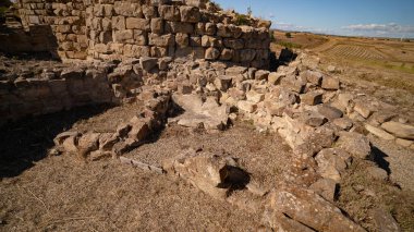 Nuraghe Piscu megalitik taş kule kalıntıları Suelli, Sardinya 'da berrak mavi gökyüzünün altında