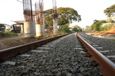 Yaz güneşli bir günde boş düz tek yönlü demiryolları.