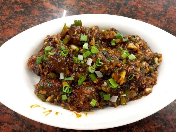 印度菜蔬菜满洲 Indian Cuisine Vegetable Manchurian 也被称为 戈壁满洲 Gobi Manchurian 是一种受欢迎的印度支那街头食品 — 图库照片