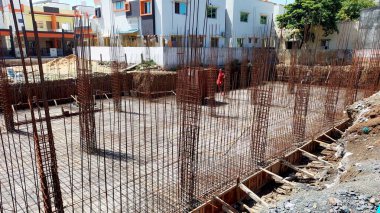 Güçlendirilmiş beton fabrikası, bodrum katı ünitesi, dayanıklılık için metal çubukları olan yeni bir ev veya binanın temeli veya tabanı inşaat mühendisliği üretimi, sütun yapısı