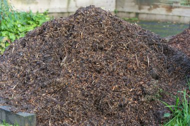 Çürüyen organik bitki bahçesi atıkları baharda besin değeri yüksek gübre ve sebze yatağı toprağı için gübre olarak geri dönüştürülecek.                               