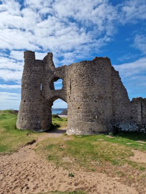 Pennard Kalesi, Gower Yarımadası 'nın batısındaki Three Cliffs Bay plajı yakınlarındaki Galler' in popüler bir kıyı şeridi seyahat merkezi olan Glamorgan Galler 'in batısındaki tatil köyü manzarası.