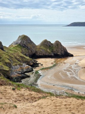 Gower Yarımadası Batı Glamorgan Galler 'deki Three Cliffs Bay. İngiltere' de göze çarpan güzelliğin gözde bir tatil yeri olan Galler kıyı şeridi seyahat merkezi.