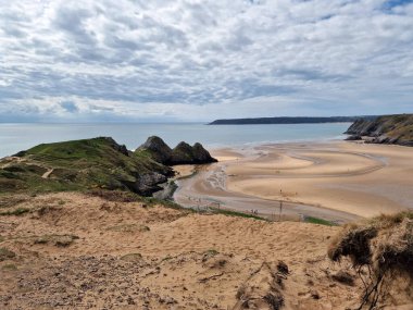 Gower Yarımadası Batı Glamorgan Galler 'deki Three Cliffs Bay. İngiltere' de göze çarpan güzelliğin gözde bir tatil yeri olan Galler kıyı şeridi seyahat merkezi.