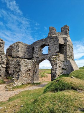Pennard Kalesi, Gower Yarımadası 'nın batısındaki Three Cliffs Bay plajı yakınlarındaki Galler' in popüler bir kıyı şeridi seyahat merkezi olan Glamorgan Galler 'in batısındaki tatil köyü manzarası.