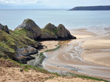 Gower Yarımadası Batı Glamorgan Galler 'deki Three Cliffs Bay. İngiltere' de göze çarpan güzelliğin gözde bir tatil yeri olan Galler kıyı şeridi seyahat merkezi.