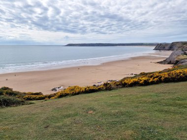 Gower Yarımadası Batı Glamorgan Galler 'deki Three Cliffs Bay yakınlarında Pobbles Bay Sahili. Galler' in en popüler kıyı şeridi seyahat noktası. Olağanüstü güzellikler, tatil fotoğrafları.