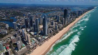 Avustralya, Gold Coast 'un nefes kesici hava manzarası çarpıcı sahil şeridini, yüksek gökdelenleri ve güzel kumlu plajları gözler önüne seriyor. Turkuaz okyanus dalgaları kıyı boyunca çarparken, modern