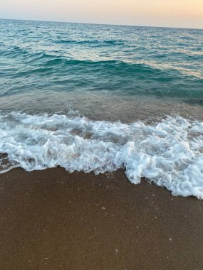 Sahildeki deniz dalgaları
