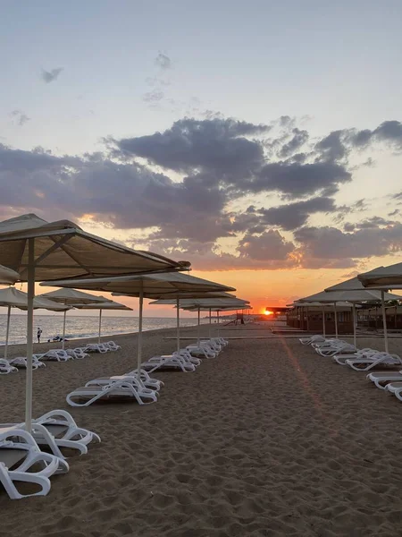Deniz Kenarında Şemsiyeleri Sandalyeleri Olan Güzel Bir Sahil — Stok fotoğraf