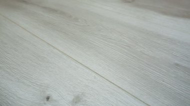 Çocukların tahta oyuncak blokları yere düşüyor. Yavaş çekim.