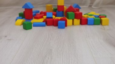 Tahta çocuk oyuncak helikopterleri oyuncak blokların arka planında birbirlerine çarpıyorlar..